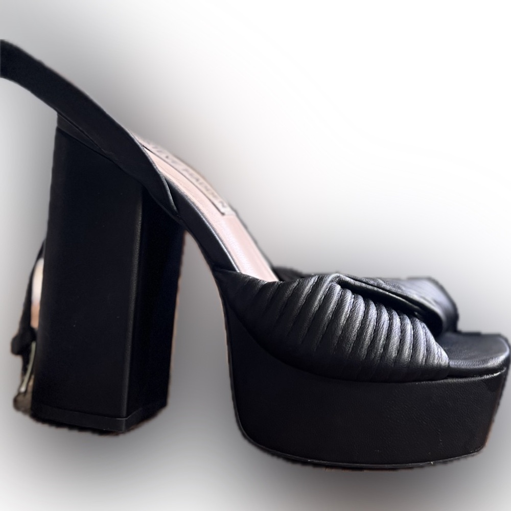STEVE MADDEN BLACK PLATFORM HEELS
